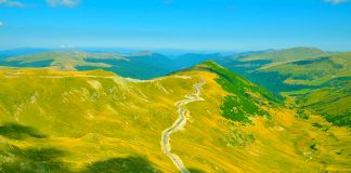 Cele mai frumoase drumuri montane din România de făcut cu mașina Transalpina, unul dintre cele mai frumoase drumuri montane din România FOTO: Saturnian/Wikimedia Commons