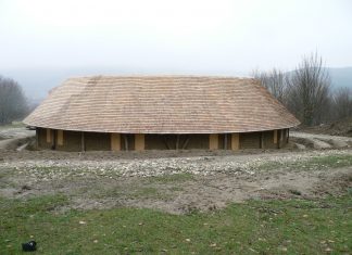 Casa din pământ. O locuinţă caldă, cu mai puţin de 70.000 de lei Casa din pământ de la Buneşti. Foto: Cristian Cocea, povesteazilei.blogspot.com