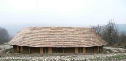 Casa din pământ de la Buneşti. Foto: Cristian Cocea, povesteazilei.blogspot.com