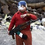 Într-un război al oamenilor mari, copiii sunt obișnuiți cu armele. Foto: Imgur