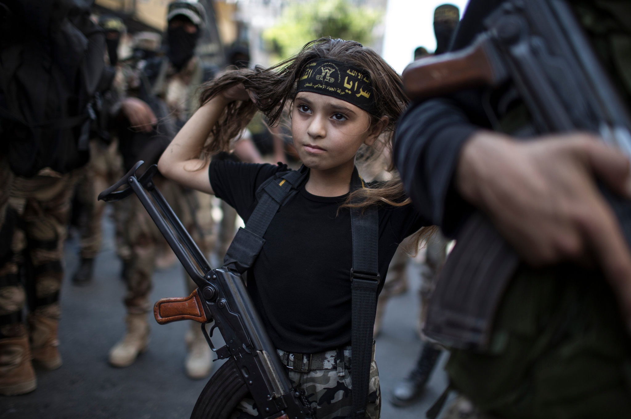 Девочка благодарит террористов. Сирийская девушка с автоматом. Девочка с оружием. Девочка с автоматом. Девочка с автоматом Калашникова.