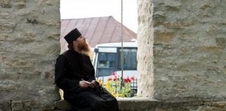 Un călugăr de la Putna are doctorat în matematică, luat în SUA FOTO: matematicasiteologie.wordpress.com