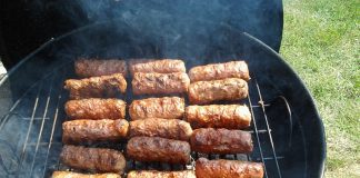 Mici gratis pentru cei care se vaccinează în Piața Obor mici pe grătar