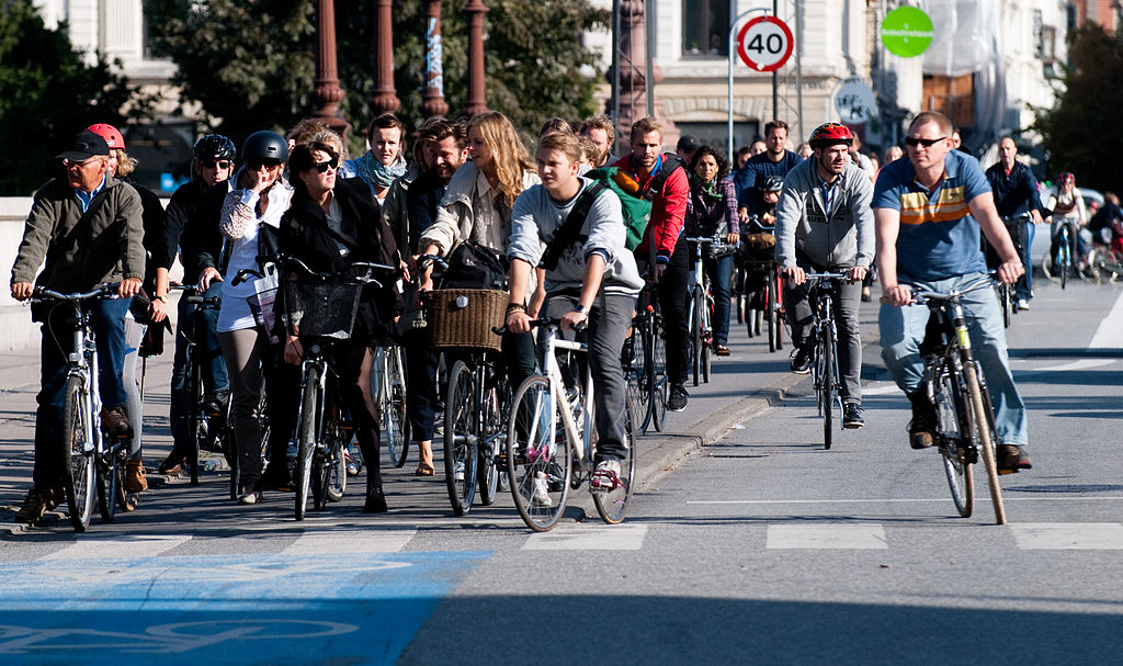 Bucureștenii pot închiria biciclete într-un sistem automatizat. Foto: Wikimedia Commons