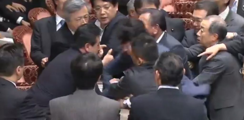 Parlamentarii japonezi s-au luat la bătaie (Youtube)