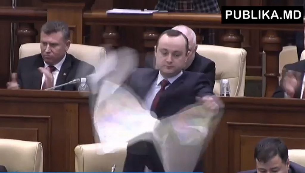 Vlad Bătrâncea a rupt harta României Mari în Parlamentul de la Chișinău