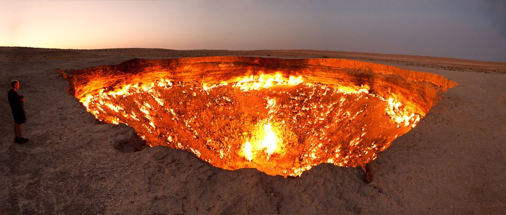 "Poarta iadului" din Turkmenistan este una dintre cele mai înfricoșătoare destinații turistice din lume. Foto: Tormod Sandtorv (Wikimedia Commons)