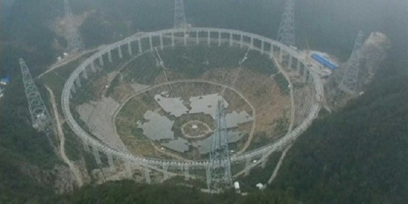 Chinezii construiesc cel mai mare telescop din lume (YouTube)