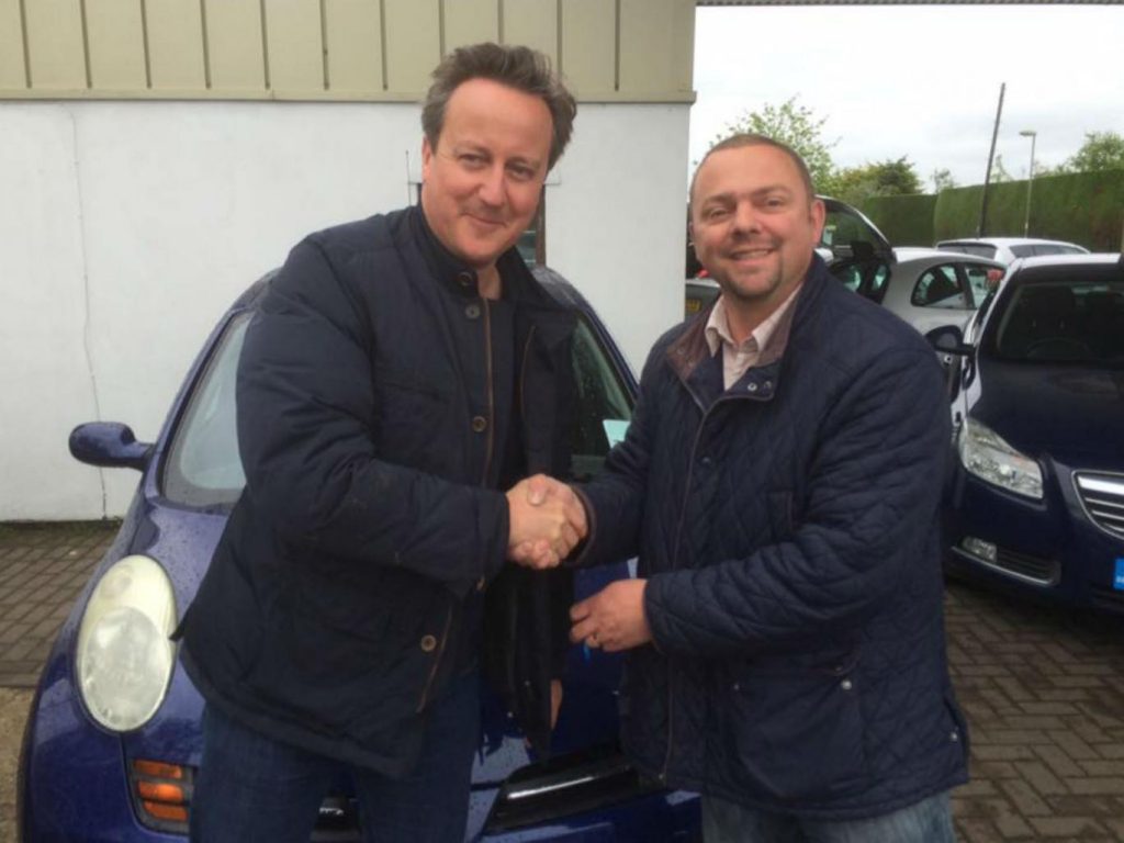 David Cameron și Iain Harris Witney la centrul Used Car Centre/Facebook