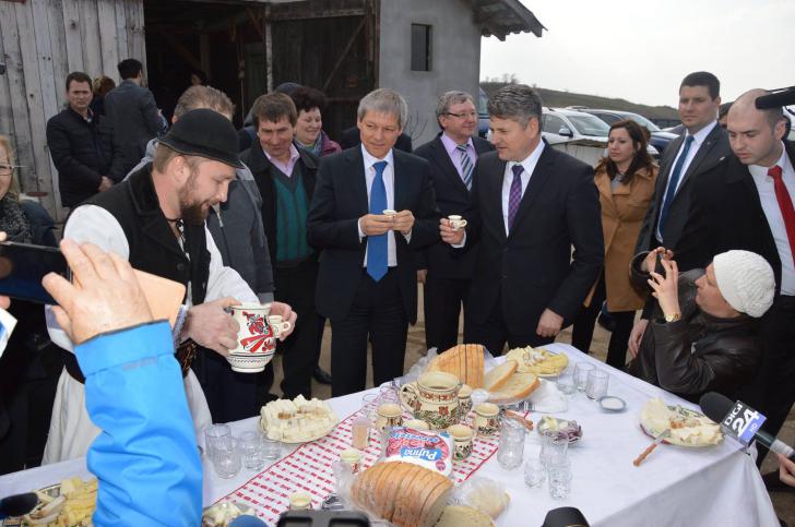 Primarul din Ciugud, alături de Dacian Cioloș FOTO: Facebook