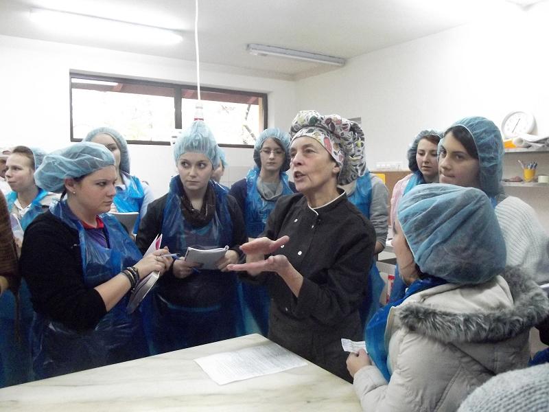 Marie Carels a angjat femei din satul Buzești la fabrica de ciocolată (modulecalderon2013.wordpress.com)