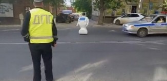 Robotul rusesc a stat mai mult de o jumătate de oră în mijlocul străzii (Youtube)