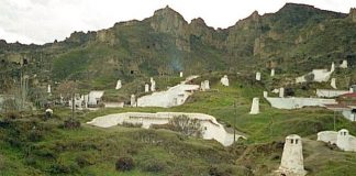 Locul unde oamenii trăiesc sub pământ de sute de ani case cavernă guadix