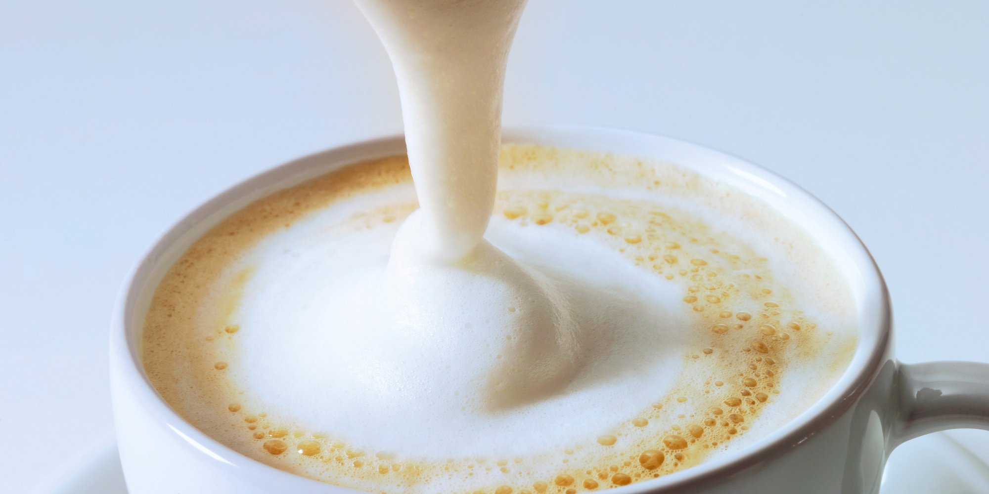 Spuma laptelui dă o aromă excelentă multor băuturi calde și reci (Foto: Wikimedia Commons)