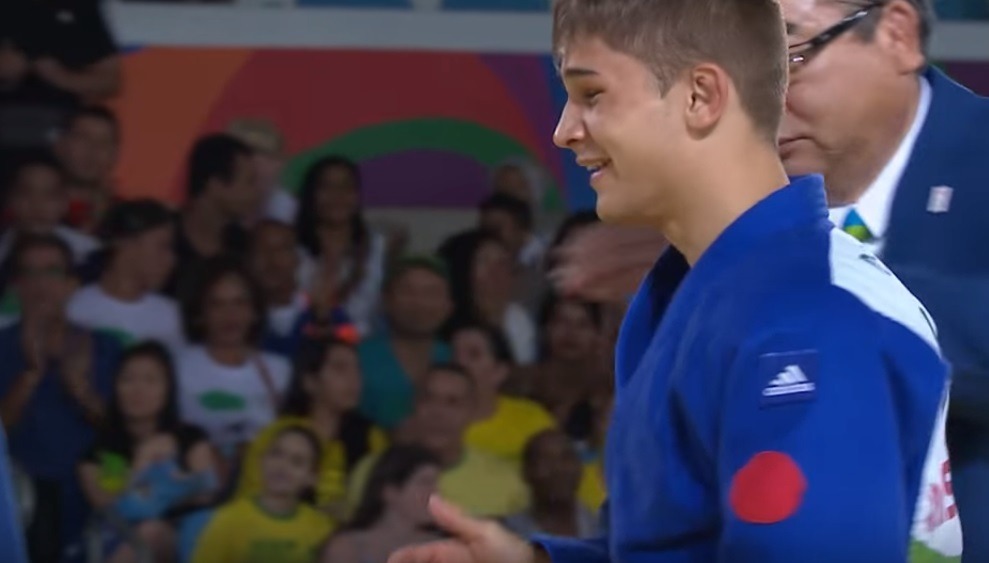 Alex Bologa (20 de ani) a fost ridicat în brațe de învinsul său în meciul pentru medalia de bronz la Jocurile Paralimpice (Youtube - Paralympic Games)