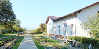 Blestemul tutunului. Gara modernă prin care trenul n-a mai trecut de 8 ani Gara din Câmpulung la Tisa FOTO: Graiul.ro