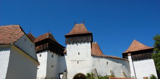 Unul dintre cele mai frumoase sate din România a interzis mașinile biserica fortificată din viscri