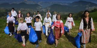 Un scriitor britanic face curățenie într-un sat din Transilvania