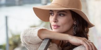 Cadoul care durează o viață. O frumoasă româncă, imaginea unei reclame superbe de Crăciun catrinel menghia teilor