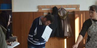 Imaginea zilei. Tânărul fără mâini care votează cu dinții într-o Românie indiferentă paul danciu votat dinții