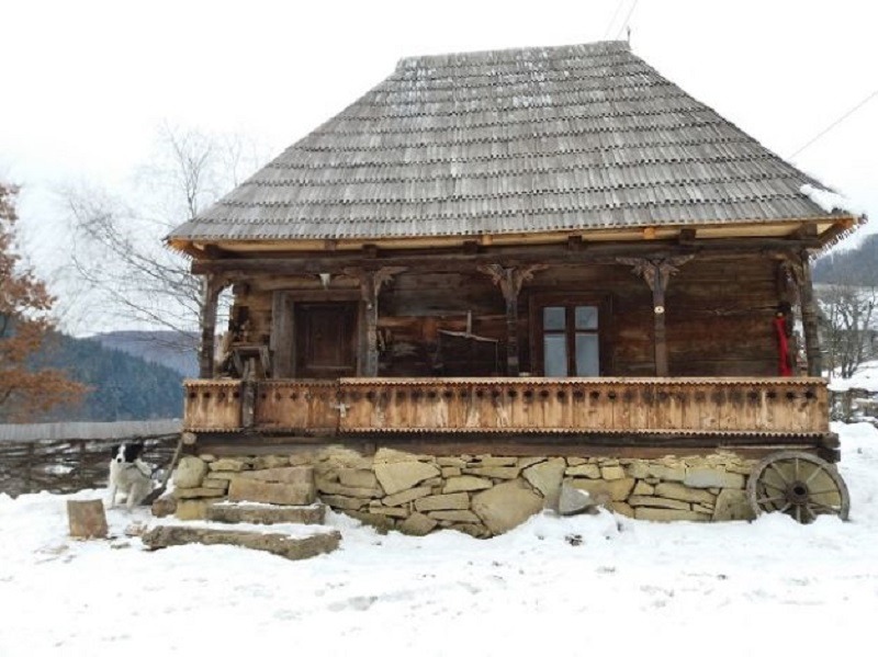 Casa de lemn fusese lăsată în paragină de proprietari (Foto: Angela Sabău / Adevărul)