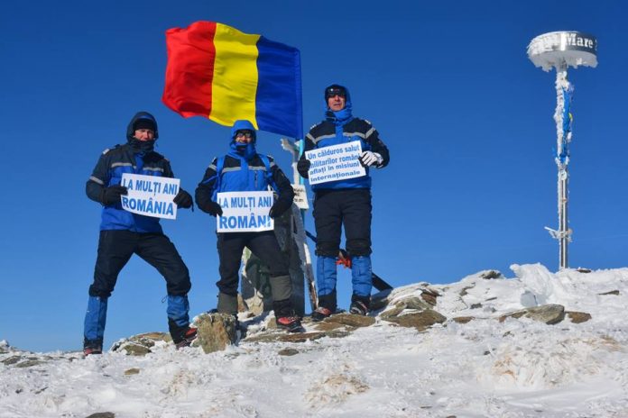 Drapelul românesc a fost urcat de jandarmii montani pe Vârful Parângul Mare (Facebook)