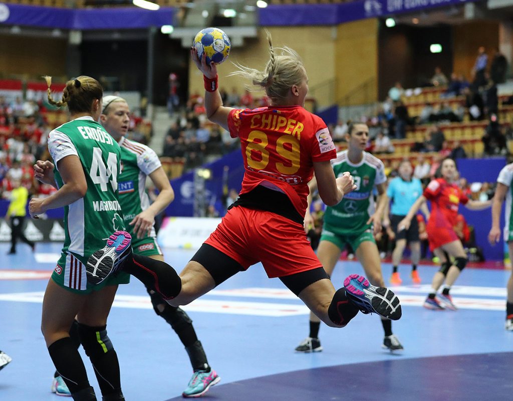 Româncele au zburat pe lângă unguroaice la Campionatul European (Foto: Marius Ionescu / swe2016.ehf-euro.com )