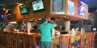 Studiu realizat la Oxford: E sănătos să mergeți la cârciumă! Studiul Universității Oxford arată că alcoolul este pasul crucial în dezvoltarea rețelelor sociale (Flickr / Kai Schreiber)