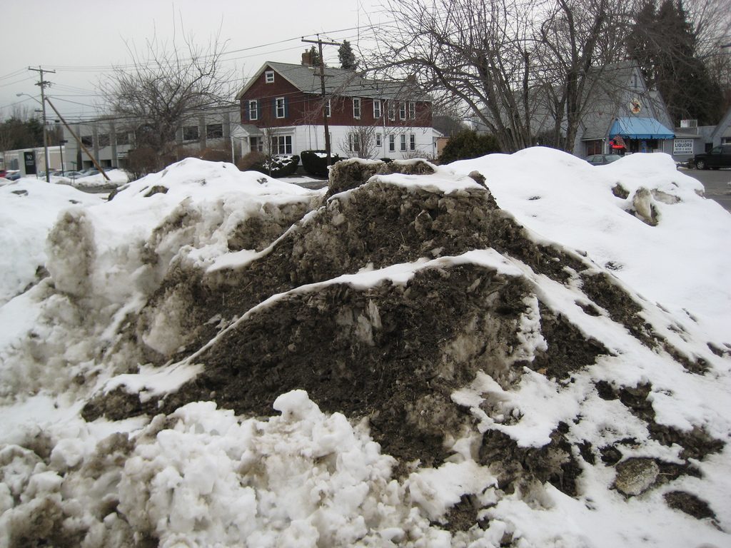 Zăpada murdară este un pericol pentru sănătatea cetățenilor, în special în mediul urban (Foto: Eugene Peretz / Flickr)