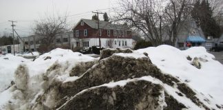 Inamicul din nămeți. Cum ne afectează sănătatea zăpada murdară din orașe Zăpada murdară este un pericol pentru sănătatea cetățenilor, în special în mediul urban (Foto: Eugene Peretz / Flickr)