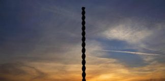 Protest inedit: Coloana Infinitului, luminată cu lanterne Gorjenii sunt nemulțumiți că opera lui Brâncuși nu poate fi admirată și noaptea (Wikimedia Commons)