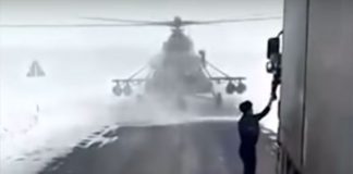 Pilotul rătăcit care a aterizat pe autostradă ca să ceară indicații de la un șofer de TIR | VIDEO elicopter șofer kazakhstan pilotul