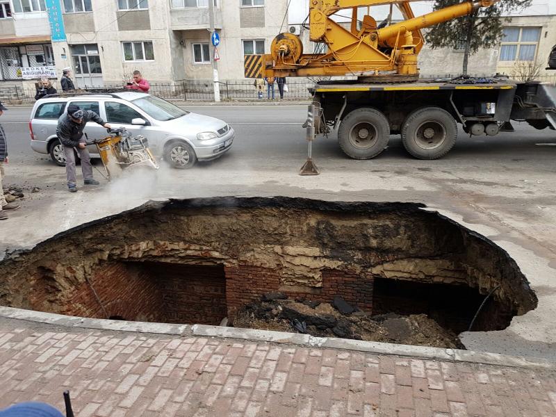 Așa arată gaura de la marginea drumului European 85 (Foto: Mihai Stoian / Digi 24)