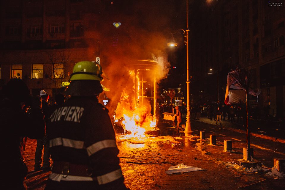 Ultrașii par să fie principalii responsabili pentru incidentele din Piața Victoriei. Foto: Andreea Retinschi