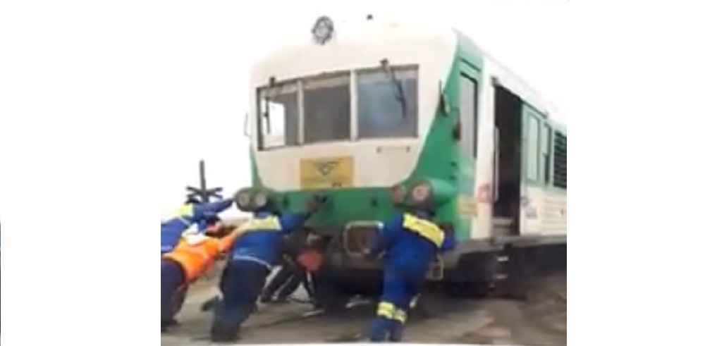 Un tren care traversa județul Bihor a fost împins de muncitorii de căi ferate (bihon.ro)