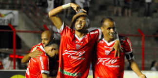 Rivaldinho, fiul marelui Rivaldo, va juca la Dinamo: ”N-am auzit de Hagi, doar de Mutu” Rivaldinho, alături de mult mai faimosul său tată, într-un meci jucat în ligile inferioare din Brazilia (Facebook)