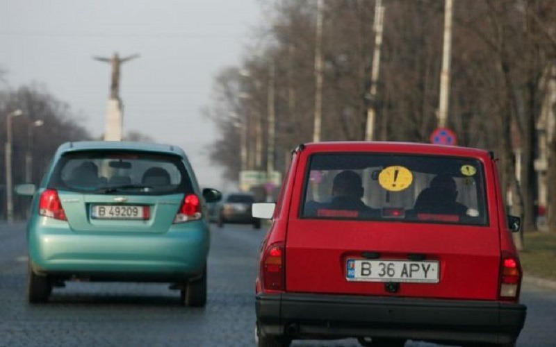 Șoferii începători au nevoie de mult exercițiu pentru a se integra corect în traficul rutier (Foto: Adevărul)
