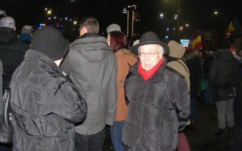 Mihai Șora, la protestele din Piața Victoriei (Foto: Facebook)
