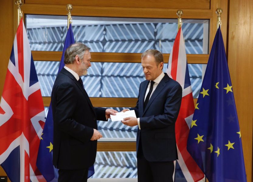 Momentul în care Donald Tusk primește documentul prin care Marea Britanie cere ieșirea din UE FOTO: Donald Tusk/Twitter