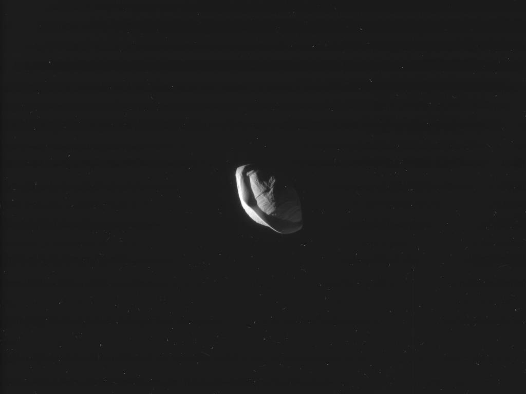 Pan, bizarul satelit al planetei Saturn. Credit: NASA/JPL-Caltech/Space Science Institute
