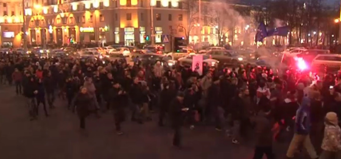 Mii de oameni au protestat împotriva legii la Minsk și în alte orașe din Belarus (Foto: Euronews)