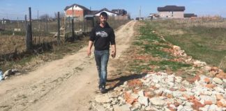 Doi tineri dintr-o comună din România au dosar penal pentru că și-au reparat singuri strada cristian popescu preajba