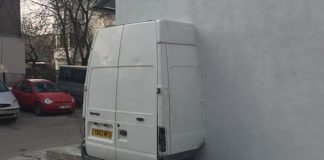 Un locuitor dintr-un oraș din România și-a zidit o dubă în bloc