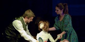 Povestea unui altfel de teatru cu păpuși. Adulții sunt spectatori, iar copilul se află pe scenă „Sunt eu, Annabel” lightwave teatru