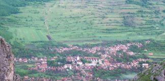Frumoasa poveste a singurului sat din România premiat de Comisia Europeană pentru conservarea patrimoniului cultural Satul Rimetea, văzut de pe Piatra Secuiului (Foto: Wikimedia Commons)