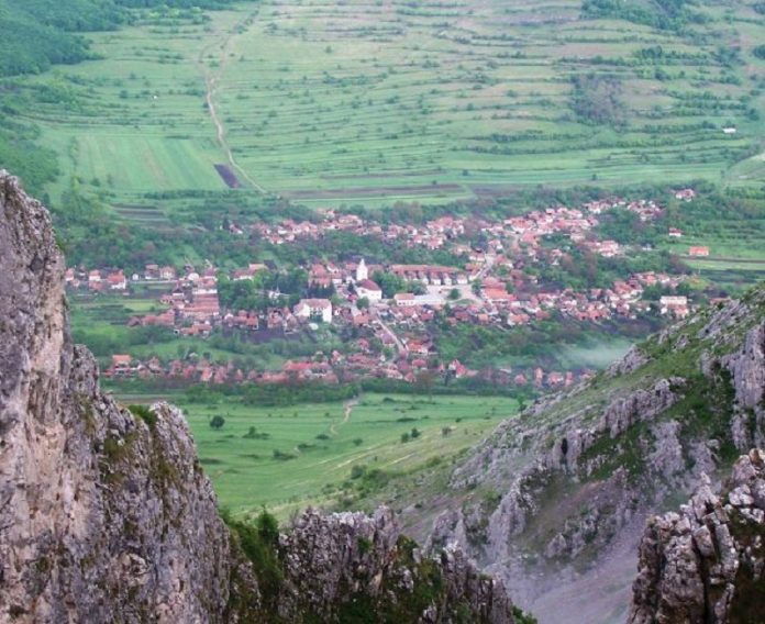 Satul Rimetea, văzut de pe Piatra Secuiului (Foto: Wikimedia Commons)