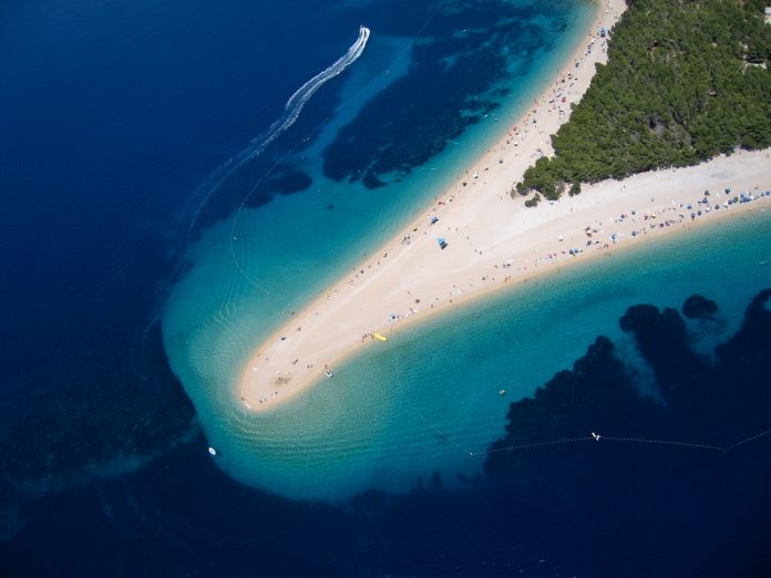 plajă apă albastră limpede croația