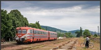 Un tren al CFR și-a pierdut toate vagoanele pe drum. Călătorii au așteptat o oră în câmp tren românia vagoane pierdute