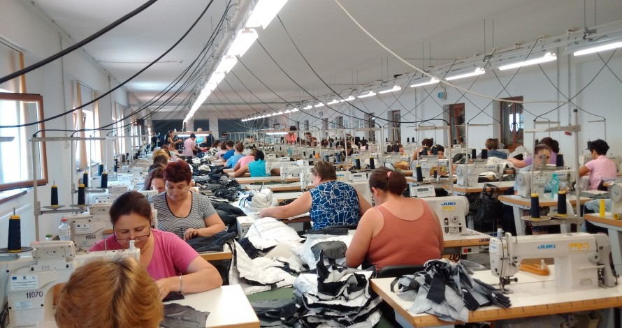 Angajații fabricii de confecții din Păulești au fost jigniți minute bune de omul care le plătește salariile. Foto: adevărul.ro
