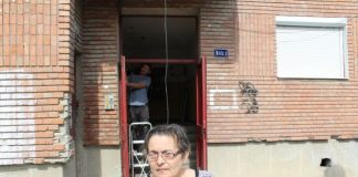 Pensionară care a reparat casa scării din banii ei, reclamată la poliție de vecinii deranjați de zgomot pensionară casa scării amendată